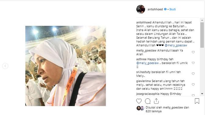 Melly Goeslaw saat sedang umrah di Tanah Suci Mekkah pada hari ulang tahunnya. (Instagram @melly_goeslaw)