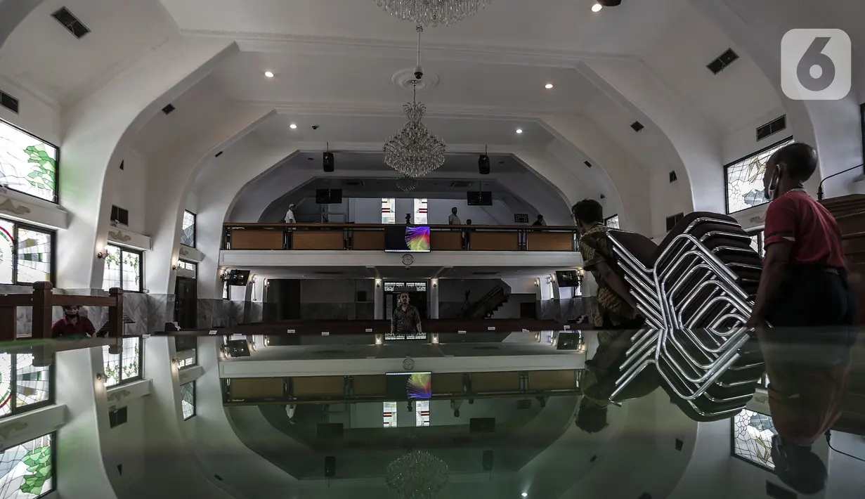 Aktivitas karyawan untuk menyambut kenormalan baru di Gereja Protestan Indonesia Bagian Barat (GPIB) Effatha, Jakarta, Sabtu (4/7/2020). GPIB Effatha menerapkan protokol kesehatan seiring kembali dibukanya gereja tersebut untuk ibadah di tengah pandemi COVID-19. (Liputan6.com/Johan Tallo)