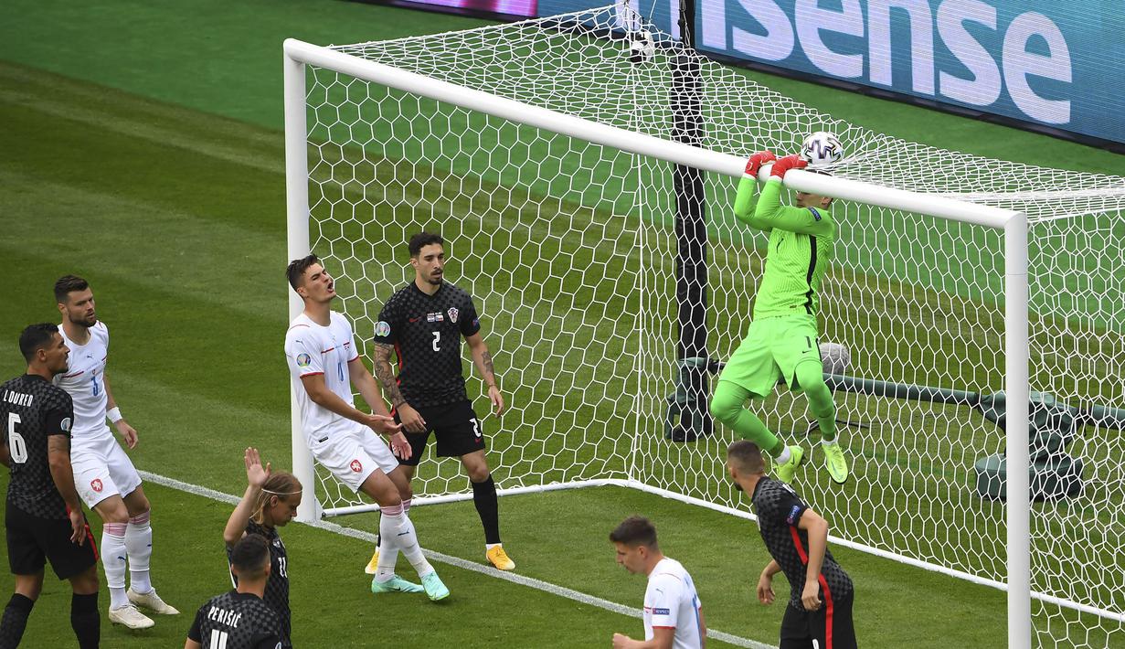Kiper Kroasia, Dominik Livakovic dikejutkan dengan bola yang mengarah ke gawangnya pada empat menit babak pertama. Bola tandukan pemain Republik Ceska, Tomas Soucek yang berasal dari sepak pojok Jakub Janto bergulir tipis di atas mistar gawang. (Foto: AP/Pool/Andy Buchanan)