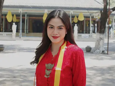 Mengunjungi Keraton Solo, Hana Saraswati tampil menawan dengan mengenakan kebaya merah. Abadikan momen di Keraton Solo yang penuh sejarah, momen ini pun menuai banyak tanggapan dari para penggemar di media sosial Instagramnya.  (Liputan6.com/IG/@hanahaho)