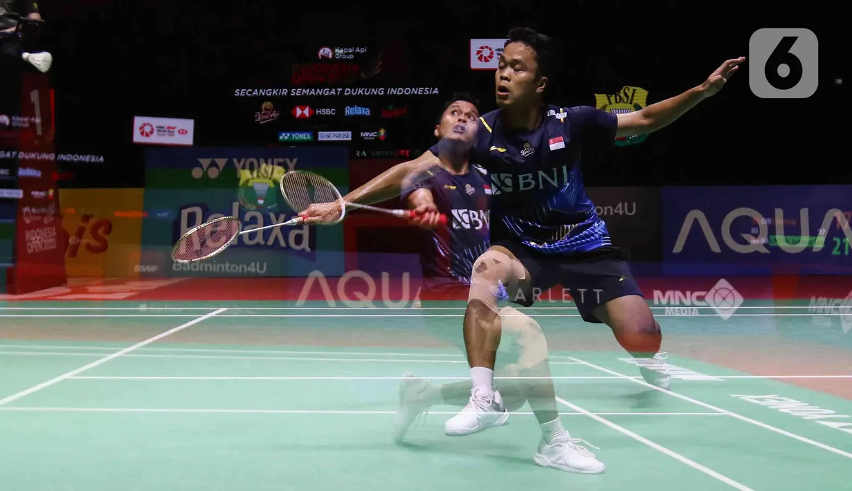 Anthony Sinisuka Ginting melaju ke Final Indonesia Open 2023 usai menang dua set langsung melawan Li Shi Feng (China) 21-17, 21-15. (Liputan6.com/Herman Zakharia)