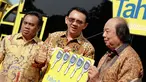 Tahir Foundation menyerahkan bantuan 5 unit bis kepada Gubernur Basuki Tjahaja Purnama, Jakarta, Rabu (10/12/2014). (Liputan6.com/Faizal Fanani)