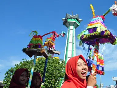 Sejumlah anak membawa patung hewan imajiner Warak saat mengikuti Karnaval Budaya Dugderan untuk menyambut datangnya bulan suci Ramadan di Lapangan Simpang Lima Semarang, Jumat (3/5/2019). Karnaval yang melibatkan kurang lebih 2.500 peserta itu digelar tanggal 3 Mei dan 4 Mei. (Liputan6.com/Gholib)