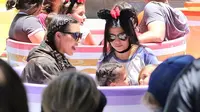 Kim Kardashian mengajak anaknya North ke Disneyland untuk merayakan ulang tahun