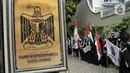 Massa yang tergabung dalam Aqsa Working Group (AWG) membentangkan poster dan bendera Palestina serta Indonesia saat menggelar Aksi Damai Solidaritas untuk Palestina di Kantor Kedutaan Besar Palestina untuk Indonesia. (merdeka.com/Iqbal S. Nugroho)