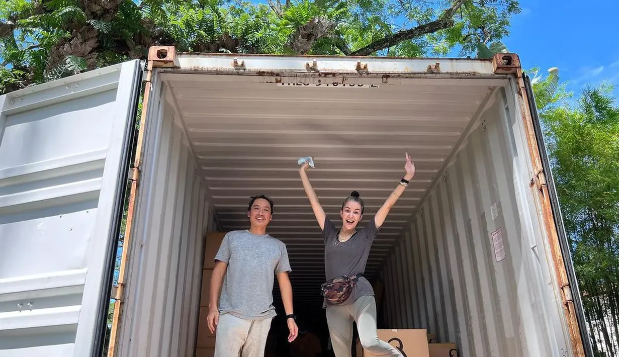 Dalam postingan akun media sosialnya, ia mengungkapkan jika dirinya dan keluarga menjual rumahnya di Singapura dan pindah ke Australia agar bisa dekat dengan orangtuanya. (Foto: Instagram/ Nadya Hutagalung)