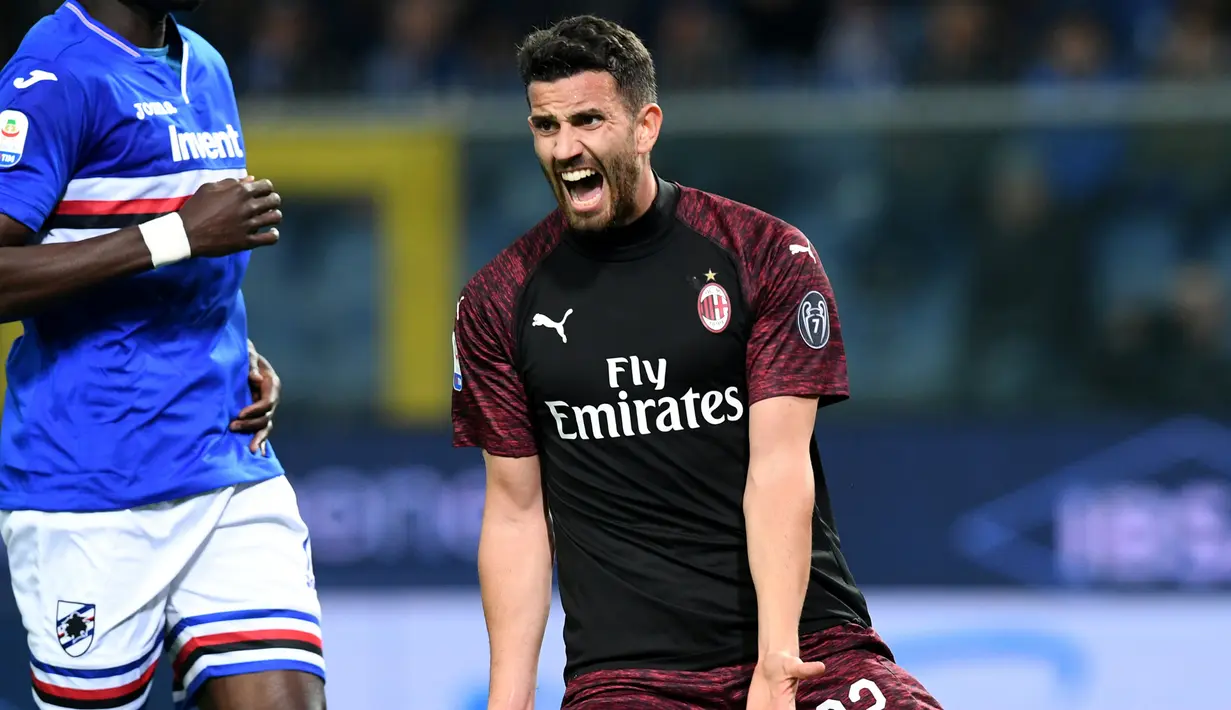 Reaksi pemain AC Milan, Mateo Musacchio saat menghadapi Sampdoria dalam Serie A di Stadio Comunale Luigi Ferraris, Genoa, Italia, Sabtu (30/3). AC Milan kalah 0-1. (REUTERS/Jennifer Lorenzini)