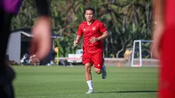 Pemain Timnas Indonesia, Egy Maualana Vikri saat sesi latihan terbuka yang berlangsung di Training Ground Bali United, kawasan Pantai Purnama, Gianyar pada Jumat (16/12/2022). Ini adalah sesi latihan terbuka terakhir yang bisa diliput oleh awak media sebelum bertolak ke Jakarta pada Minggu nanti. (Bola.com/Maheswara Putra)