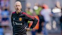 Erik ten Hag. Pelatih anyar Manchester United asal Belanda berusia 52 tahun ini baru saja mendatangkan mantan anak asuhnya di Ajax Amsterdam, Lisandro Martinez di bursa transfer musim panas 2022/2023. Keduanya pernah bekerjasama di Ajax Amsterdam selama 3 musim mulai 2019/2020 hingga 2021/2022. Erik ten Hag sendiri membesut Ajax Amsterdam mulai tengah musim 2017/2018 hingga akhir musim 2021/2022. (AFP/NTB/Stian Lysberg Solum)