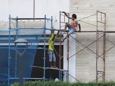 Pekerja memasang dinding di salah satu bangunan di Jakarta, Selasa (15/1). Kementerian Ketenagakerjaan (Kemenaker) mencatat telah terjadi 157.313 kecelakaan kerja sepanjang tahun 2018. (Liputan6.com/Angga Yuniar)