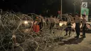 Polisi memasang kawat berduri di perempatan Jalan Imam Bonjol, Jakarta Pusat, Senin (20/5/2019). Menjelang pengumuman hasil Pemilu 2019 puluhan personel gabungan Polisi dan Brimob juga telah bersiaga di sekitar kantor KPU. (merdeka.com/Iqbal S Nugroho)
