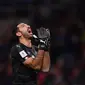 Kiper Italia, Gianluigi Buffon bereaksi selama menjamu Swedia pada playoff zona Eropa di Stadion San Siro, Selasa (14/11). Buffon tak bisa menahan air matanya setelah timnya gagal lolos ke Piala Dunia 2018. (Marco BERTORELLO / AFP)