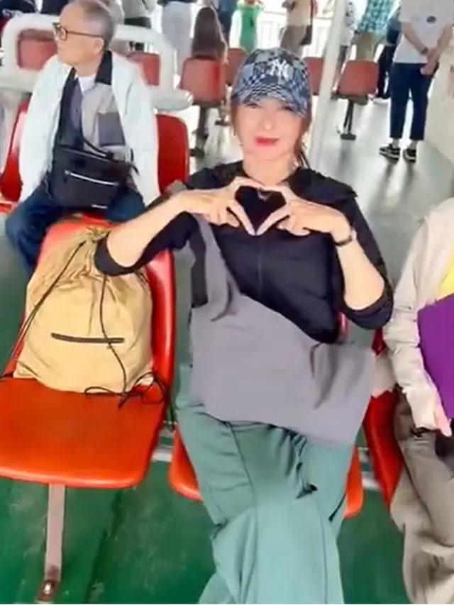 6 Outfit Kasual Tamara Bleszynski Liburan di Jepang Bareng Anak, Tetap Stylish