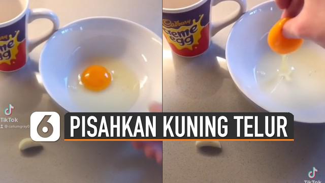 Kuning telur itu menempel di tangan Callum dan bisa terpisah dari putih telur.
