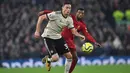 Gelandang Manchester United, Nemanja Matic, berebut bola dengan gelandang Liverpool, Georginio Wijnaldum, pada laga Premier League di Stadion Anfield, Liverpool, Minggu (19/1). Liverpool menang 2-0 atas MU. (AFP/Paul Ellis)