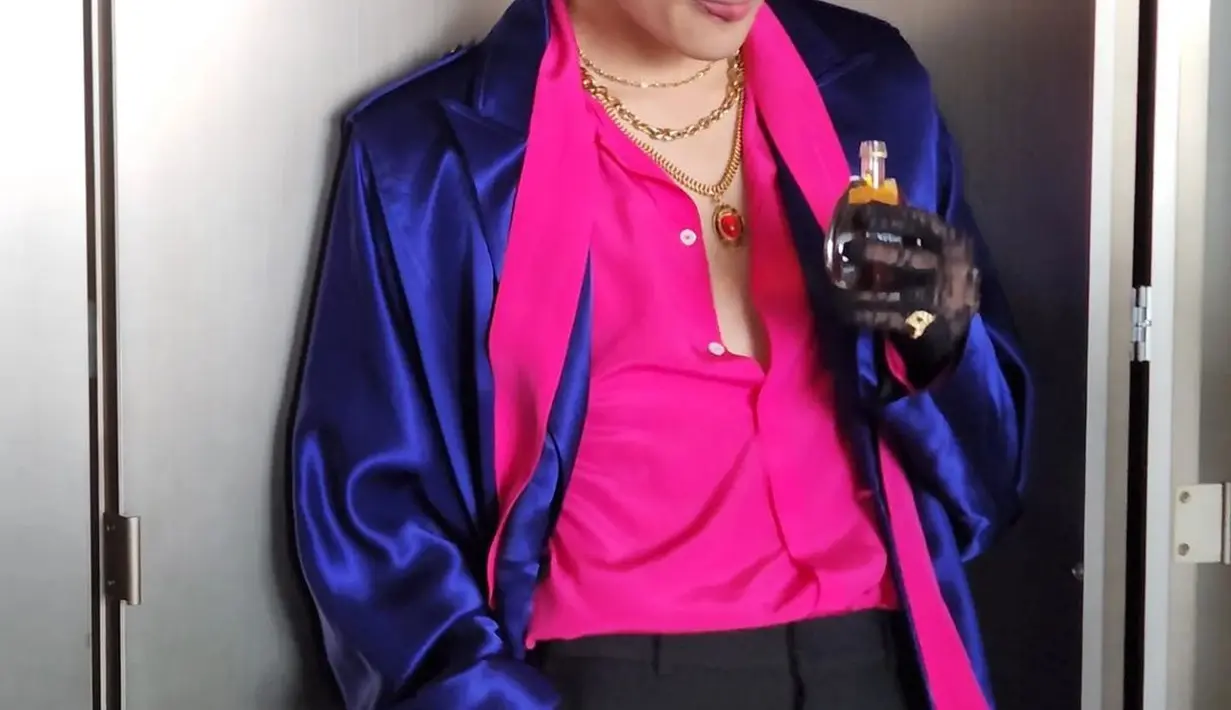 Pesona Taehyung walau mengenakan outfit berwarna kontras. Kemeja berwarna fuchsia ditumpuknya dengan outer biru mengkilap, tapi aura gentleman seorang Taehyung tak berkurang sedikit pun. Foto: Instagram.