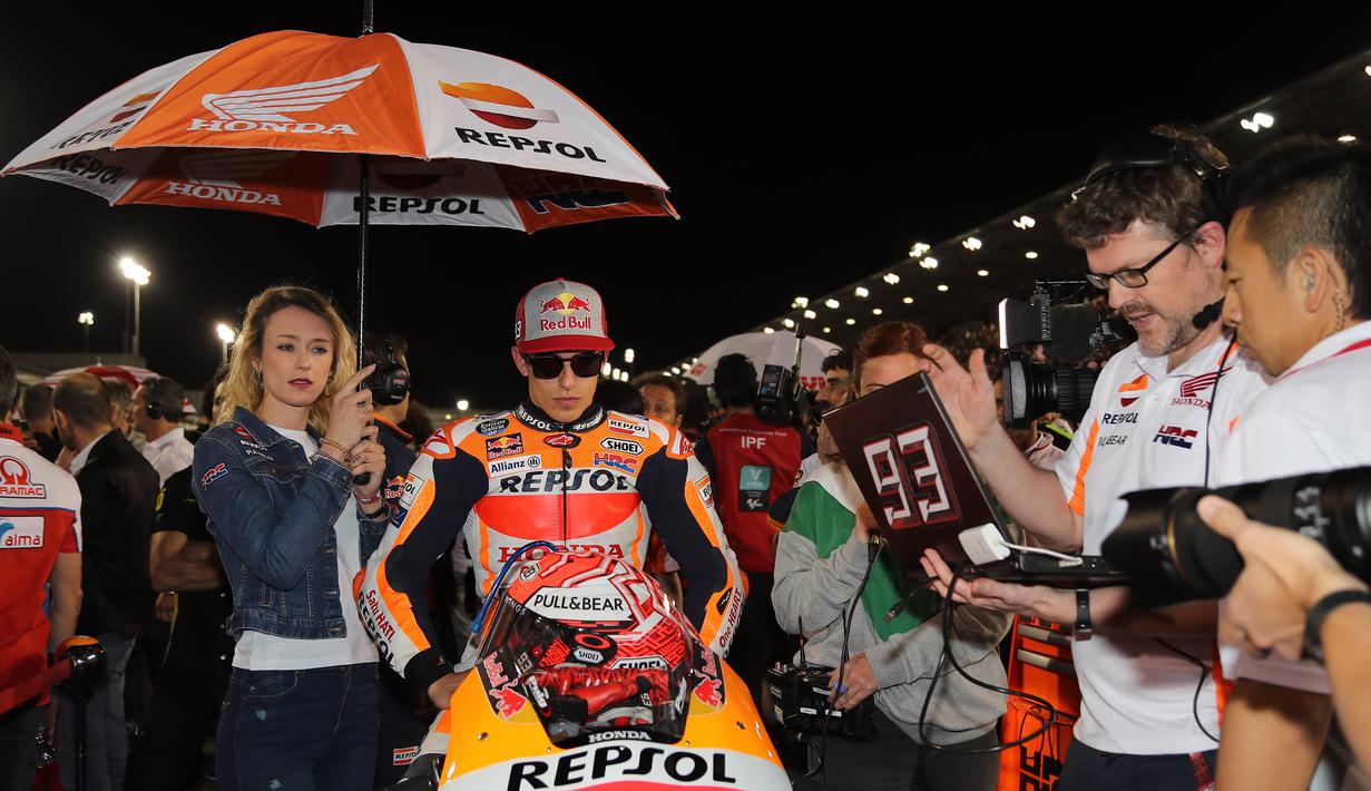 Pebalap Repsol Honda, Marc Marquez bersiap mengikuti balapan pada MotoGP Qatar di Sirkuit Losail, Doha, Minggu (18/3/2018). Dirinya finish kedua terpaut 0,027 detik dari Andrea Dovizioso dengan catatan waktu 42 menit 34,654 detik. (AFP/Karim Jaafar)