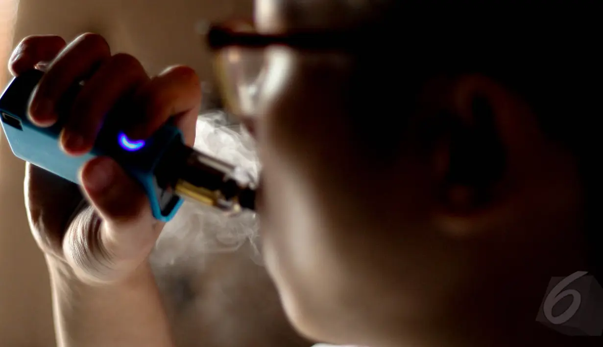 Para penjual rokok elektrik meminta kepada pemerintah untuk melarang penjualan rokok kretek jika peraturan tentang penjualan rokok elektrik jadi dilaksanakan., Jakarta, Selasa (19/05/2015). (Liputan6.com/Faizal Fanani)