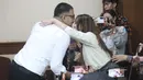 Ammar Zoni juga tak kuasa menahan air mata saat menjalani persidangan lanjutan yang dihadiri sejumlah kerabat dan kekasihnya. Tampak dalam foto, terdakwa kasus dugaan peredaran narkotika di Rumah Tahanan (Rutan) Salemba, Ammar Zoni, bertemu dengan kekasihnya sesaat sebelum menjalani sidang lanjutan di Pengadilan Negeri Jakarta Pusat (PN Jakpus), Jakarta, Kamis (8/1/2026). (Kapanlagi.com/Budy Santoso)