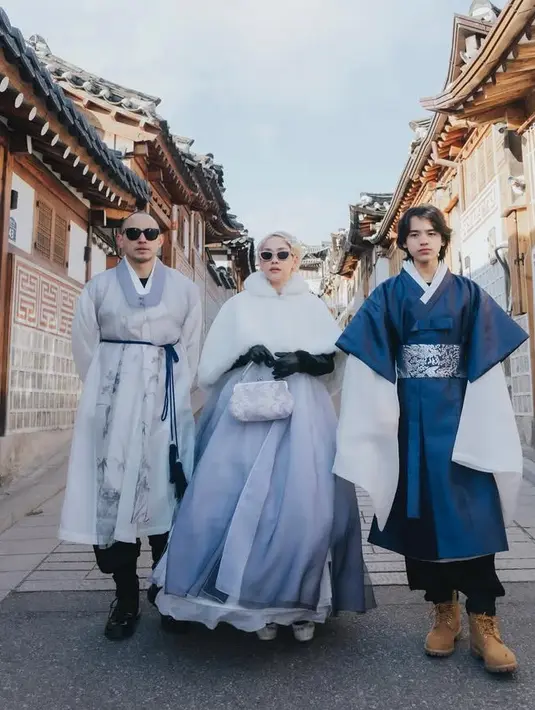 Bunga Citra Lestari mengunjungi Korea Selatan untuk berlibur bersama suaminya, Tiko dan putranya, Noah. Mereka pun menyempatkan diri untuk mengenakan hanbok yang jadi pakaian tradisional Korea. [@itsmebcl]