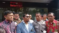 Bripka Madih didampingi Pengacaranya melaporkan Kabid Humas Polda Metro Jaya, Kombes Pol Trunoyudo Wisnu Andiko ke Divisi Propam Mabes Polri, Jakarta atas dugaan pelanggaran kode etik. (Dok. Merdeka.com/Bachtiarudin Alam)