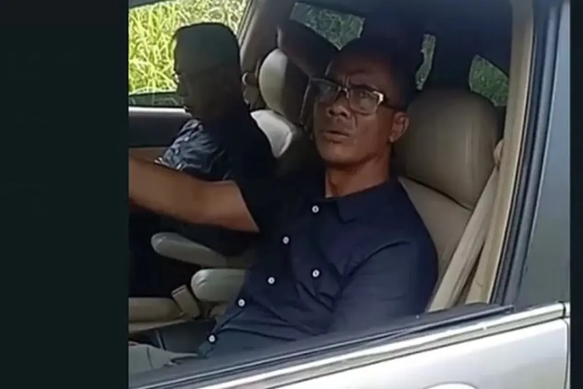 Tangkapan layar diduga Kapolsek Bungaraya AKP Selamet bersama tahanan korupsi pupuk bersubsidi dalam satu mobil usai jalan-jalan ke kebun sawit.