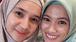 Inilah unggahan terbaru Dhini Aminarti bersama dengan Alyssa Soebandono di Instagram. Mereka merupakan dua aktris yang sudah cukup lama bersahabat. Tampil dengan riasan tipis, warganet menyebut bahwa kecantikan keduanya begitu meneduhkan. (Liputan6.com/IG/@dhiniaminarti)