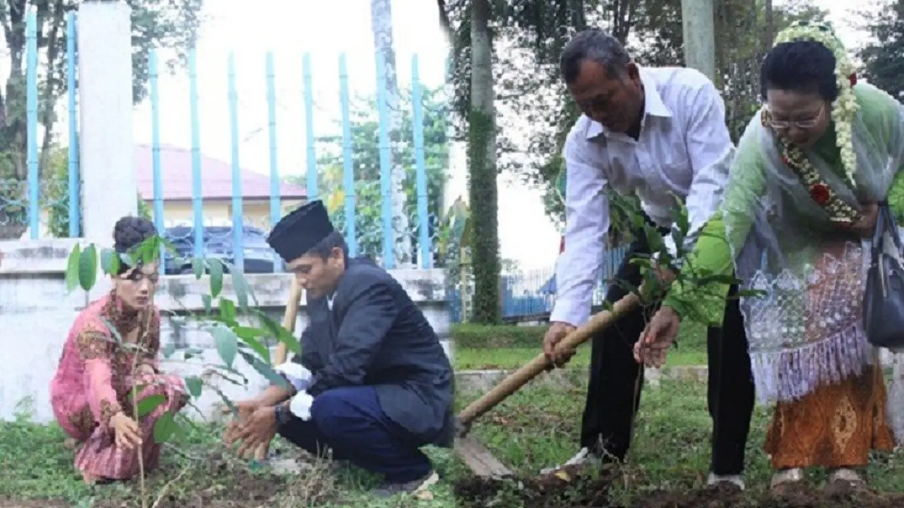 Pasangan pengantin wajib menanam pohon