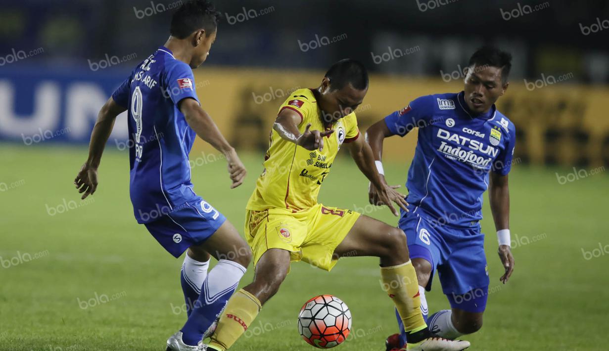 Pemain Persib, Samsul Arif (kiri) dan Tony Sucipto, berebut bola dengan pemain Sriwijaya FC, M. Ridwan, dalam laga Torabika Soccer Championship 2016 di Stadion Si Jalak Harupat, Bandung, Sabtu (30/4/2016). (Bola.com/Vitalis Yogi Trisna)