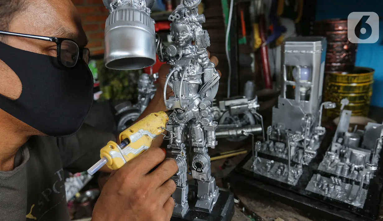 Animator Toto Sihono, membuat produk berupa pajangan dari limbah komponen elektronik di Galeri Artos Griya Asri Pamulang, Tangerang Selatan, Rabu (16/8/2020). Sejak pandemi Covid-19 penjualan produk dari imbah elektronik yang digeluti sejak tahun 2016 sepi pembeli. (Liputan6.com/Fery Pradolo)