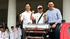 Gubernur DKI Jakarta Basuki Tjahaja Purnama melepas mobil Kapsul Waktu untuk berkeliling Pulau Jawa, Jakarta, Sabtu (31/10/2015). Kapsul Waktu berisi kumpulan mimpi dan harapan anak-anak bangsa dari Sabang sampai Merauke. (Liputan6.com/ Immanuel Antonius)