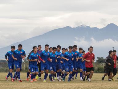Para pemain Vietnam berlari santai saat latihan di Lapangan Kompleks Stadion Pakansari, Jawa Barat, Kamis (1/12/2016). Vietnam akan menghadapi Timnas Indonesia pada semifinal Piala AFF 2016. (Bola.com/Vitalis Yogi Trisna)