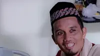 Ustaz Maulana mengunggah foto sang istri saat sedang tersenyum dan memegang setangkai mawar merah (Dok.Instagram/@m_nur_maulana/https://www.instagram.com/p/Bs3CWynhA9K/Komarudin)