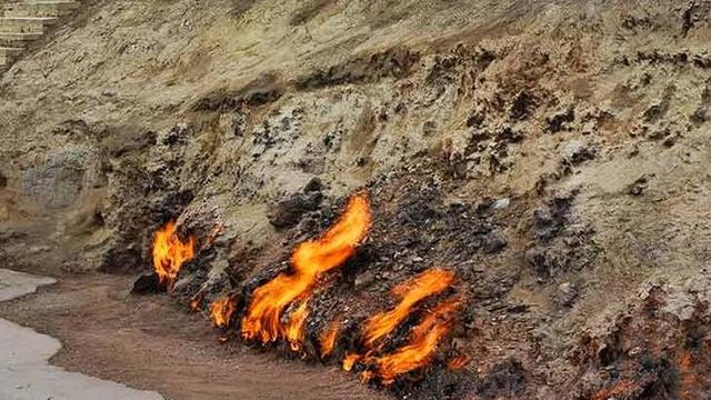 Yanar Dag, sebuah situs api yang menyala sejak 4.000 tahun lalu di Azeribaijan (Wikimedia Commons)
