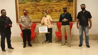 Sinar Mas Land bagikan 2.949 masker kain kepada TNI-Polri, untuk menunjang kerja mereka selama pencegahan penyebaran Covid-19.