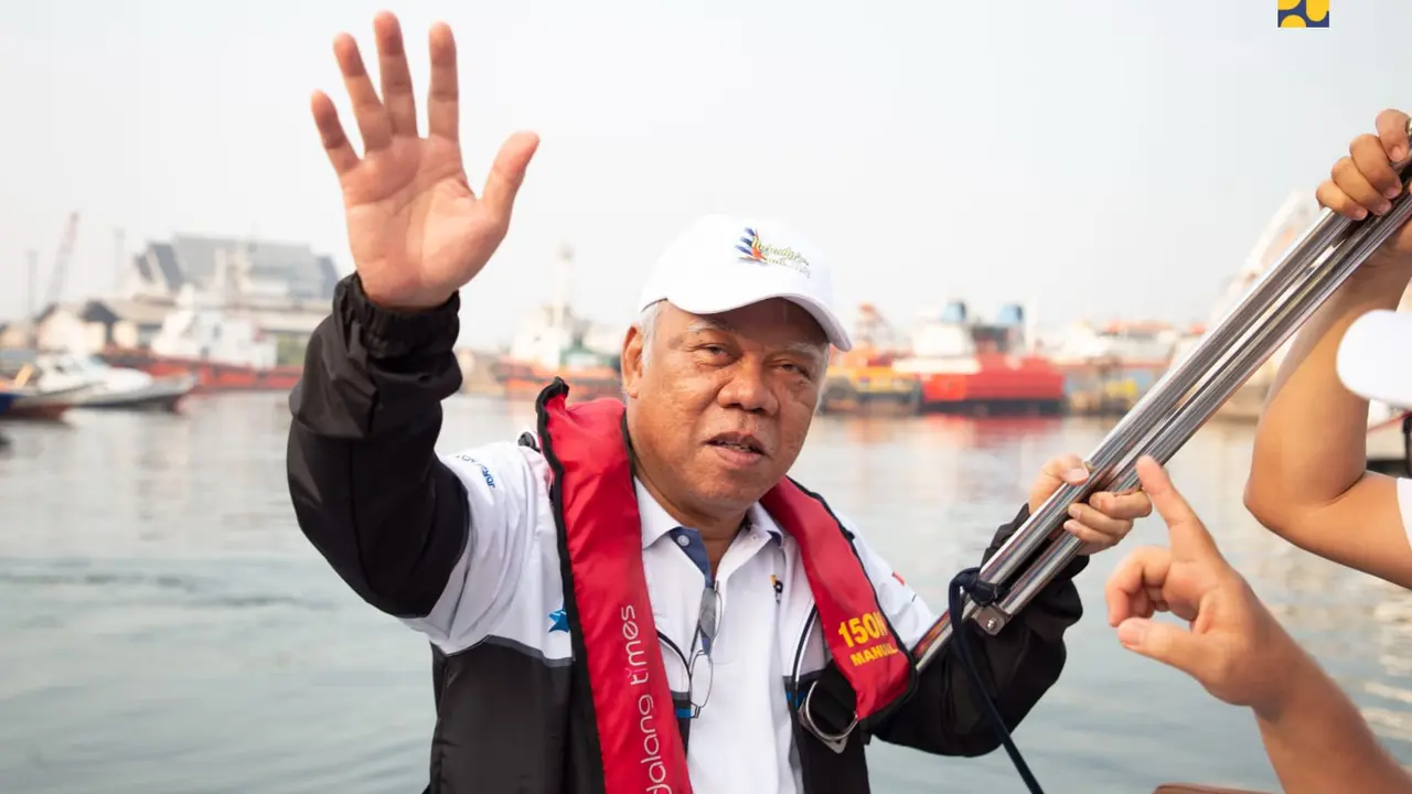 Menteri Pekerjaan Umum dan Perumahan Rakyat (PUPR) Basuki Hadimuljono melepas para peserta Nusantara Sail 2023 di Pantai Ancol, Jakarta Utara, Sabtu (9/9/2023). (Dok Kementerian PUPR)