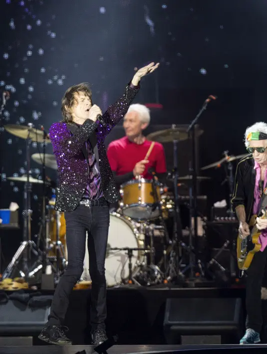 Semangat lima dekade yang menakjubkan ini ditebarkan oleh The Rolling Stones di panggung pada acara Roskilde Festival 2014, Denmark (3/7/2014). (Bintang/EPA)