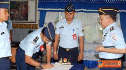 Danlanud Suryadarma memimpin sertijab di ruang rapat Lanud Suryadarma.