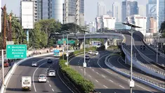 Sejumlah kendaraan melintas di ruas Tol Dalam Kota, Jalan Gatot Subroto, Jakarta, Senin (18/6). H+4 Lebaran, ruas Tol Dalam Kota terpantau lengang karena masih ditinggal mudik warga Jakarta. (Liputan6.com/Faizal Fanani)