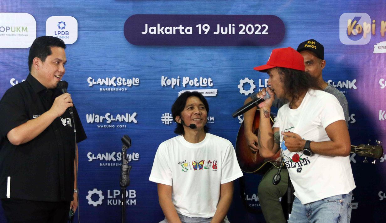 Grup band Slank bernyanyi bersama Menteri BUMN Erick Thohir (kiri) usai peluncuran Slankops di Basecamp Slank, Jakarta, Selasa (19/7/2022). Slank bersama Menteri BUMN Erick Thohir dan Menteri Koperasi dan UKM Teten Masduki bernyanyi bersama membawakan lagu 'Ku Tak Bisa' dan 'Balikin'. (Liputan6.com/Herman Zakharia)