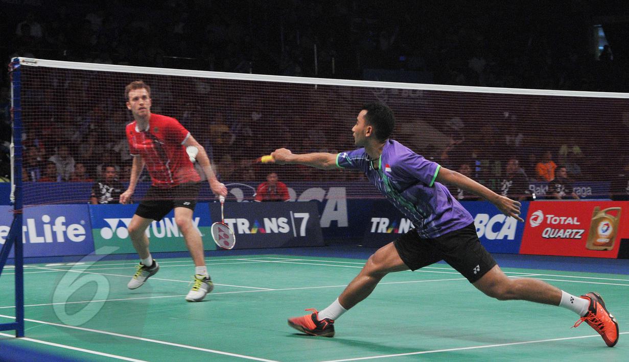 Pertarungan sengit antara ganda putra Indonesia Tommy Sugiarto melawan Marc Zwiebler asak Jerman di putaran kedua BCA Indonesia Open Superseries Premier 2015 di Jakarta, Rabu (4/6/2015). Tommy kalah 16-21, 22-20, 21-19. (Liputan6.com/Herman Zakharia)