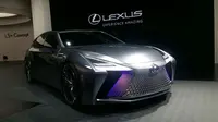 Lexus LS+ Concept diperkenalkan langsung oleh Presiden Lexus, Yoshihiro Sawa, di pameran ke-45 Tokyo Motor Show 2017. (Sigit/Liputan6.com)