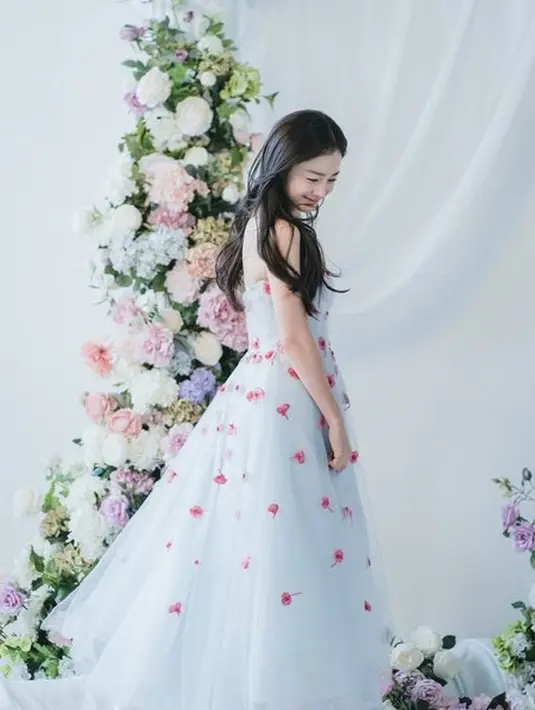 Look ke dua, Kim Tae Hee tampil feminim mengenakan midi dress tulle embroidered dari Monique Lhuillier seharga Rp 106.088.662.  [Story J Company]