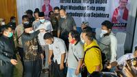 M Idris mencukur rambut sejumlah relawan pendukung merayakan kemenangan Pilkada Depok. (Dicky/Liputan6.com)