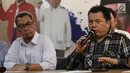 Direktur Hukum dan Advokasi TKN 01, Irfan Pulungan (kanan) memberi keterangan pers di Media Center Cemara Jakarta, Selasa (25/6/2019). Siaran Pers tersebut mengenai: Menyongsong Keputusan MK atas Sidang Sengketa Pilpres 27 Juni 2019. (Liputan6.com/Angga Yuniar)