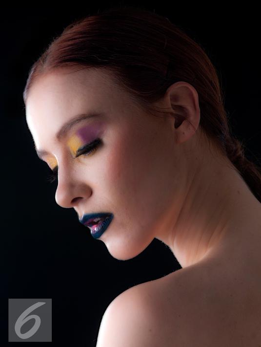 Warna ungu memang identik dengan kesan glamor dan elegan. Gunakan warna ini pada bibir Anda dan rasakan sensasinya. Untuk menyempurnakannya, padukan dengan eyeshadow emas atau tembaga. (Liputan6.com/Yudha Gunawan)