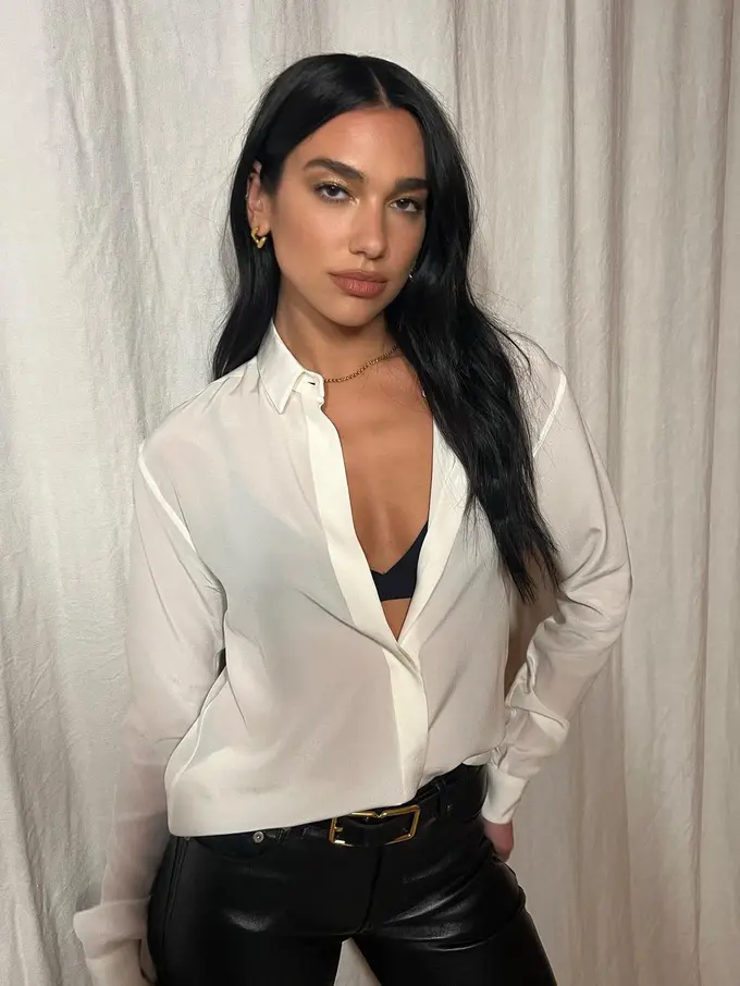 Dua Lipa Bikin Bra Menerawang Jadi Tren Street Style yang Kekinian