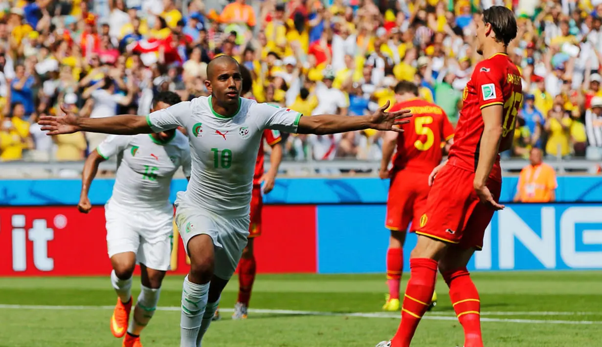 Selebrasi pemain tengah Aljazair, Sofiane Feghouli (kiri), usai mencetak gol ke gawang Belgia lewat titik putih di laga penyisihan Piala Dunia Grup H di Stadion Mineirao, Belo Horizonte, Brasil, (17/6/2014). (REUTERS/Sergio Perez) 