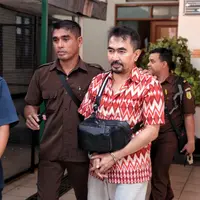 Setelah kasus narkoba telah divonis delapan tahun penjara dan denda 1 miliar, Gatot Brajamusti kembali menjalani sidang untuk kasus lain. Tiga kasus sedang dihadapi guru spiritual artis ini. (Adrian Putra/Bintang.com)