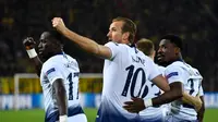 Selebrasi gol Harry Kane pada leg kedua, babak 16 besar Liga Champions yang berlangsung di Stadion Signal Iduna Park, Dortmund, Rabu (6/3). Tottenham Hotspur menang 1-0 atas Dortmund. (AFP/John Macdougall)